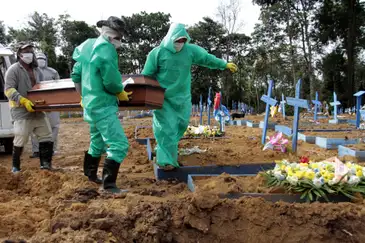 Manaus (AM) - Especial 3 anos de pandemia, Impactos da pandemia. Funcionários do Cemitério Tarumã na cidade de Manaus, sepultam mais uma vitima do covid-19 . Foto: Altemar Alcantara/Semcom/Prefeitura de Manaus