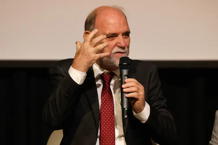 Tânia Rêgo/Agência Brasil Rio de Janeiro (RJ), 28/05/2026 - Roberto Gil, diretor-geral do INCA, fala durante evento promovido pelo Instituto Nacional de Câncer (INCA) no Dia Mundial sem Tabaco para alertar sobre as tentativas da indústria do tabaco de retardar a aplicação da Resolução da Agência Nacional de Vigilância Sanitária (Anvisa) de 2012 (RDC 14/2012), que proíbe o uso de aditivos de sabor e aroma em produtos de tabaco, no Teatro Assist, no centro da cidade. Foto: Tânia Rêgo/Agência Brasil