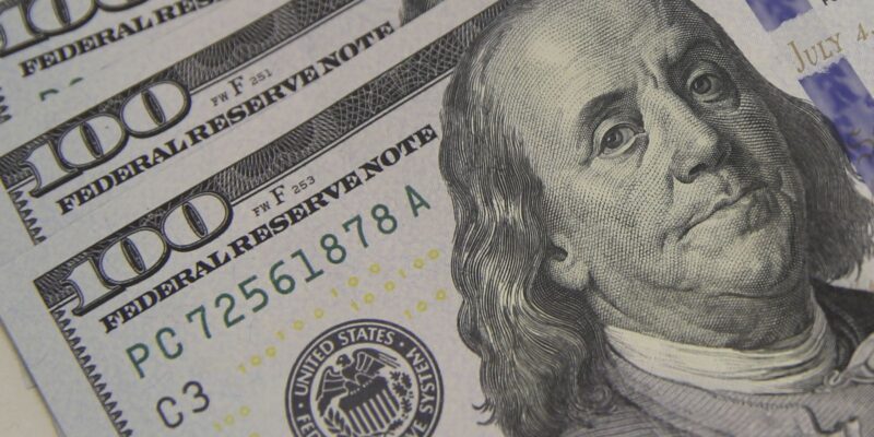 Dólar sobe a R$ 5,06, e bolsa cai com tensão global e ruído político