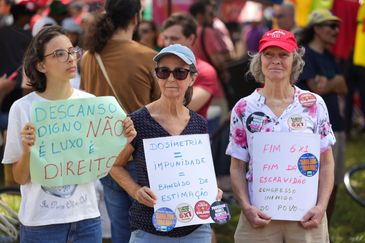 Brasília (DF) 01/05/2026 - Manifestação no Eixão Sul contra a escala 6x1 tem participação de populares e centrais sindicais.  Ana Beatriz Oliveira, Lana Campani e Marília Salomoni, falam com a Agência Brasil.Foto: Fabio Rodrigues-Pozzebom/ Agência Brasil