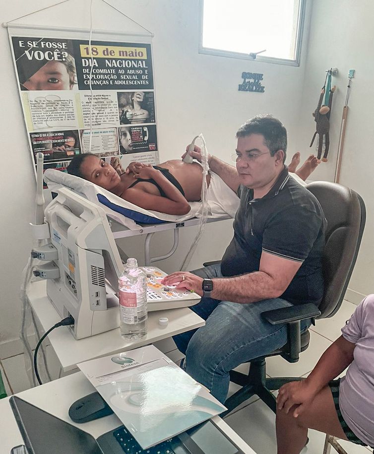 Renné Costa/Arquivo Pessoal Rio de Janeiro (RJ), 27/05/2026 – A mortalidade materna no Brasil está muito diferente do que foi há 20 anos. E a mudança foi para melhor. A análise é do enfermeiro obstétrico Renné Costa, membro do Conselho Federal de Enfermagem (Cofen).
Formação de enfermeiros obstétricos contribui para redução da mortandade materna.
Foto: Renné Costa/Arquivo pessoal