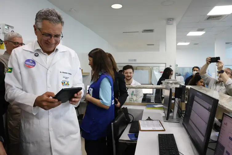 Rovena Rosa/Agência Brasil Rio de Janeiro (RJ), 27/06/2026 - O ministro da Saúde, Alexandre Padilha, inaugura a primeira Unidade de Terapia Intensiva - UTI Inteligente do país no Hospital Universitário Clementino Fraga Filho - HUCFF, na Cidade Universitária. Foto: Rovena Rosa/Agência Brasil
