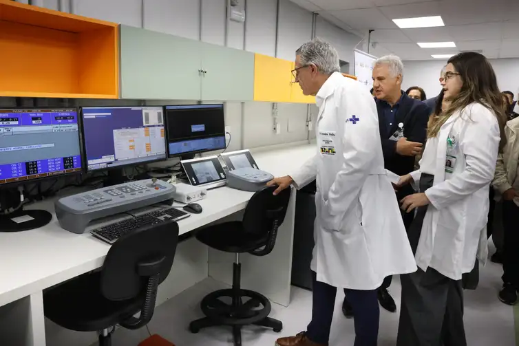 Rovena Rosa/Agência Brasil Rio de Janeiro (RJ), 27/06/2026 - O ministro da Saúde, Alexandre Padilha, visita o acelerador linear para a realização de radioterapia, equipamento entregue pelo Programa Agora Tem Especialistas para tratamento oncológico no Hospital Universitário Clementino Fraga Filho - HUCFF, na Cidade Universitária. Foto: Rovena Rosa/Agência Brasil