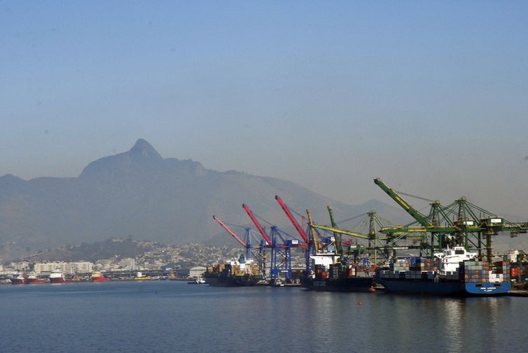 Tânia Rêgo/Agência Brasil Atracação de navios no Caís do Porto do Rio de Janeiro, guindaste, container.