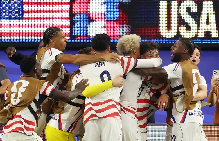 Reuters/KIYOSHI MIO/Proibida reprodução Soccer Football - FIFA World Cup 2026 - Group D - United States v Paraguay - Los Angeles Stadium, Inglewood, California, U.S. - June 12, 2026 Giovanni Reyna of the U.S. celebrates scoring their fourth goal with teammates IMAGN IMAGES via Reuters/Kiyoshi Mio