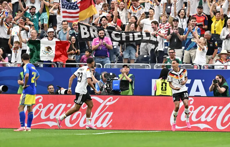 Reuters/MARIA LYSAKER/Proibida reprodução Soccer Football - FIFA World Cup 2026 - Group E - Germany v Curacao - Houston Stadium, Houston, Texas, U.S. - June 14, 2026 Germany's Jamal Musiala celebrates scoring their fourth goal with Felix Nmecha IMAGN IMAGES via Reuters/Maria Lysaker