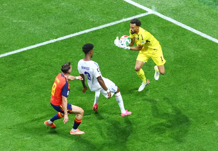 REUTERS/Bernadett Szabo/Proibida reprodução Soccer Football - FIFA World Cup 2026 - Group H - Spain v Cape Verde - Atlanta Stadium, Atlanta, Georgia, U.S. - June 15, 2026
Cape Verde's Vozinha and Diney Borges in action with Spain's Fabian Ruiz REUTERS/Bernadett Szabo