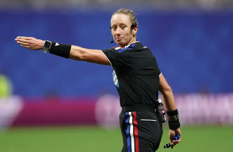 REUTERS/Siphiwe Sibeko/Proibida reprodução Soccer Football - FIFA World Cup 2026 - Group A - Czech Republic v South Africa - Atlanta Stadium, Atlanta, Georgia, U.S. - June 18, 2026 Referee Tori Penso gestures during the match REUTERS/Siphiwe Sibeko TPX IMAGES OF THE DAY