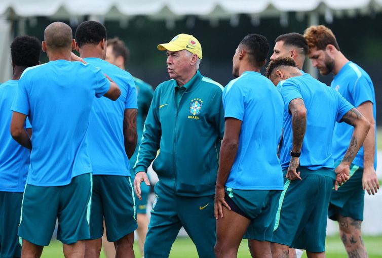 Reuters/Vincent Carchietta/proibida reprodução Soccer Football - FIFA World Cup 2026 - Brazil Training - Columbia Park Training Facility, Morristown, New Jersey, U.S. - June 23, 2026 Brazil coach Carlo Ancelotti with his players during training IMAGN IMAGES via Reuters/Vincent Carchietta