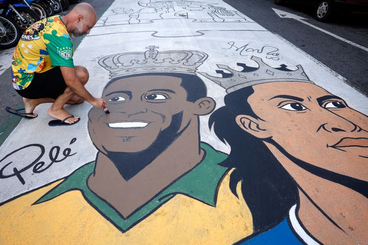 Tânia Rêgo/Agência Brasil Rio de Janeiro (RJ), 09/06/2026 - Rodrigo Habbib, desenhista da pintura da Rua Pereira Nunes, em Vila Isabel, zona norte da cidade, pintada e enfeitada para a Copa do Mundo de Futebol 2026. Foto: Tânia Rêgo/Agência Brasil