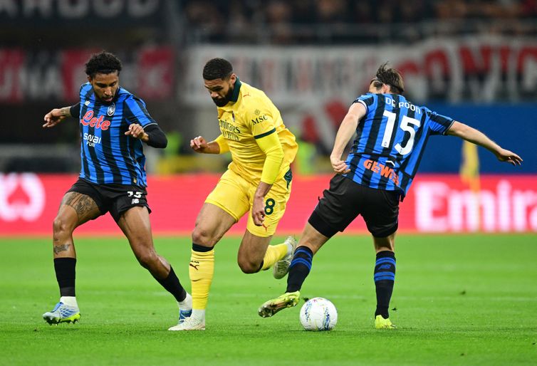 Reuters/Daniele Mascolo/proibida reprodução Soccer Football - Serie A - AC Milan v Atalanta - San Siro, Milan, Italy - May 10, 2026 AC Milan's Ruben Loftus-Cheek in action with Atalanta's Ederson and Marten de Roon REUTERS/Daniele Mascolo