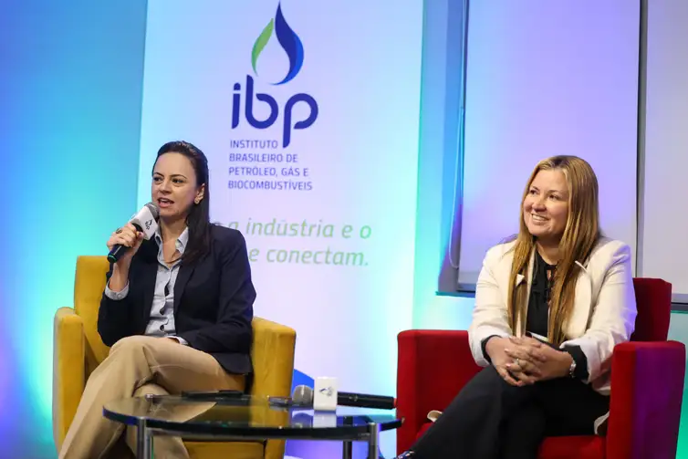 Rio de Janeiro (RJ), 17/06/2026 – A assessora na Agência Nacional de Aviação Civil (ANAC), Priscilla Vieira e a superintendente adjunta em tecnologia e meio ambiente da Agência Nacional do Petróleo, Gás Natural e Biocombustíveis (ANP), Auxiliadora Nobre durante o Fórum IBP – SAF Brasil 2026: da Regulação à Operação, no Instituto Brasileiro de Petróleo e Gás, no centro do Rio de Janeiro. Foto: Tomaz Silva/Agência Brasil
