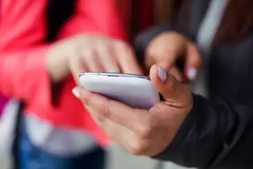 Freepik Fake News; Notícia Falsa; Celular; Notebook; Computador; Notícia - Nova onda de fake news no Brasil influencia a guerra digital. Foto: Freepik